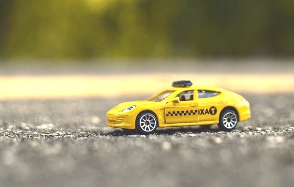 Всегда записываем данные такси, которое забирает её домой.