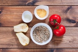 ШАГ 1:
Подготовить необходимые ингредиенты для приготовления сладкого салата из помидоров. Для такого салата лучше брать помидоры хорошего качества, спелые, мясистые, желательно домашние. Хорошо подойдёт сорт - "Бычье сердце". Семечки подсолнечника уже очищенные. Груша подойдёт сорта "Конференция" или другой мягкий сорт груш. У меня домашние груши.