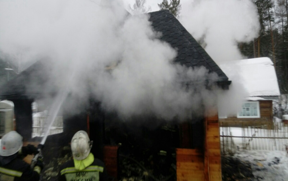 Пожарные борются с огнём.