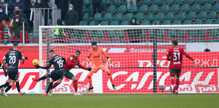 Один из редких ударов И. Игнатьева по воротам соперника. Источник фото: Спорт день за днем.