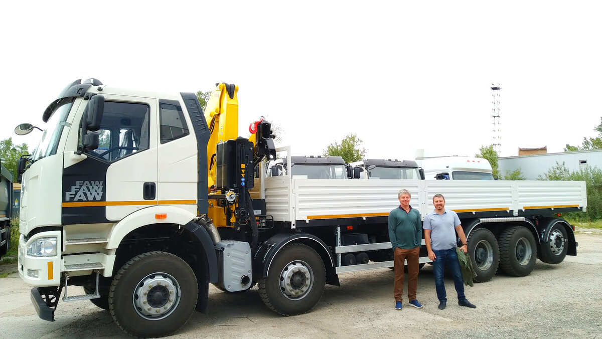 Пятиосный грузовик FAW с гидроманипулятором Hiva, с пятой подъемной осью