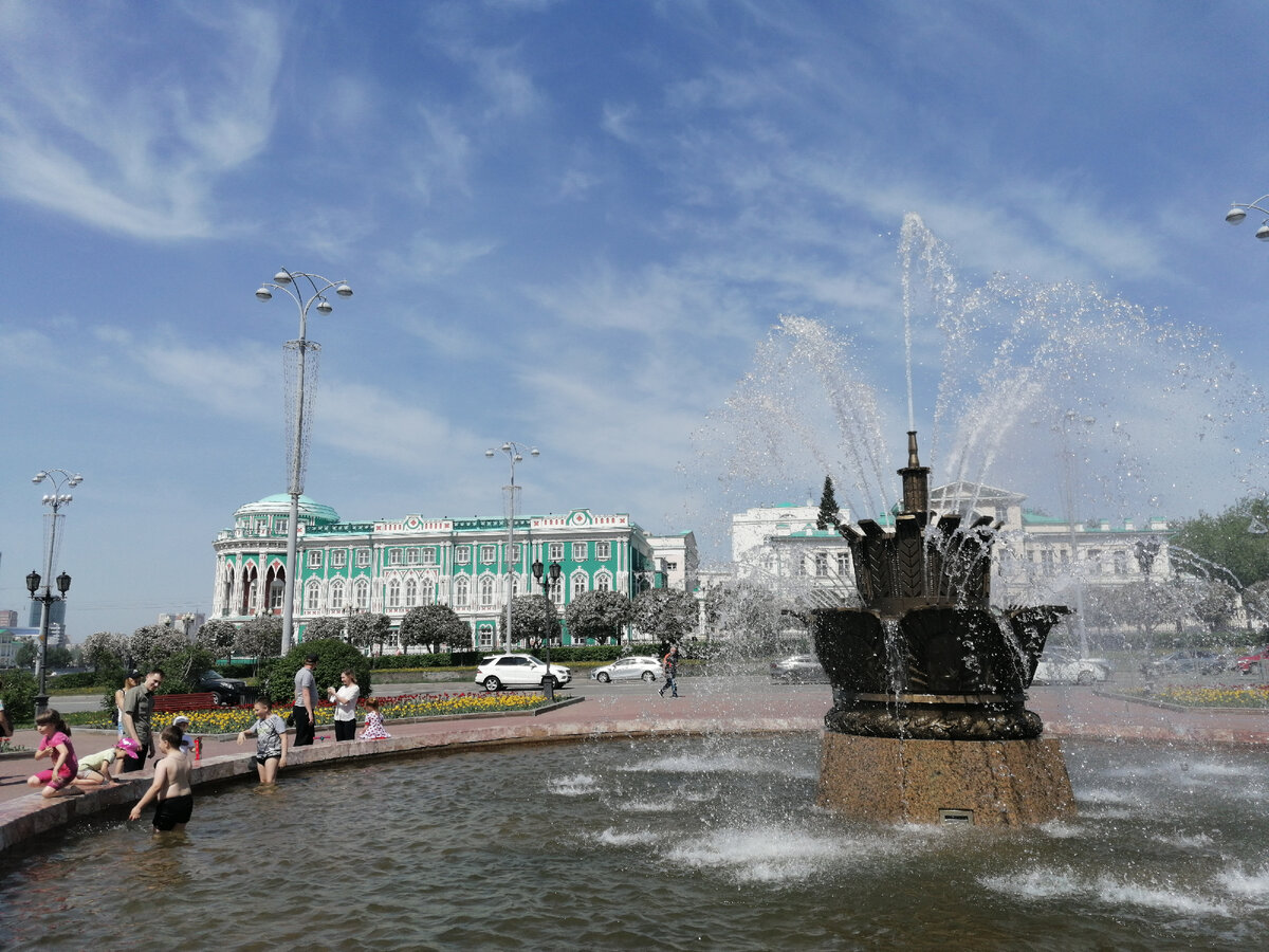 Дом Н.И. Севастьянова и фонтан на площади Труда