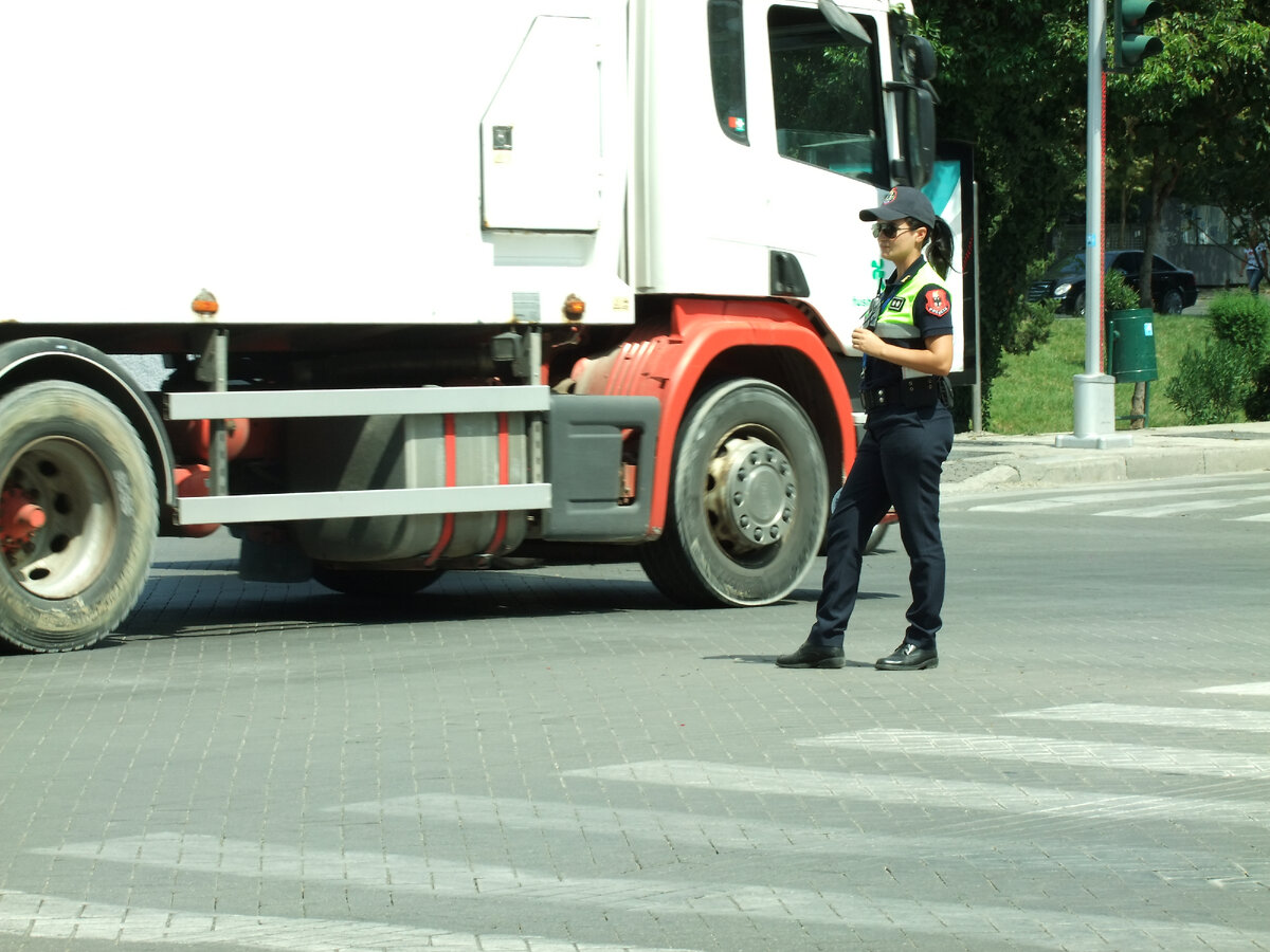 Нет, ну в самой-то столице Тиране "гайцы" посимпатичнее конечно...