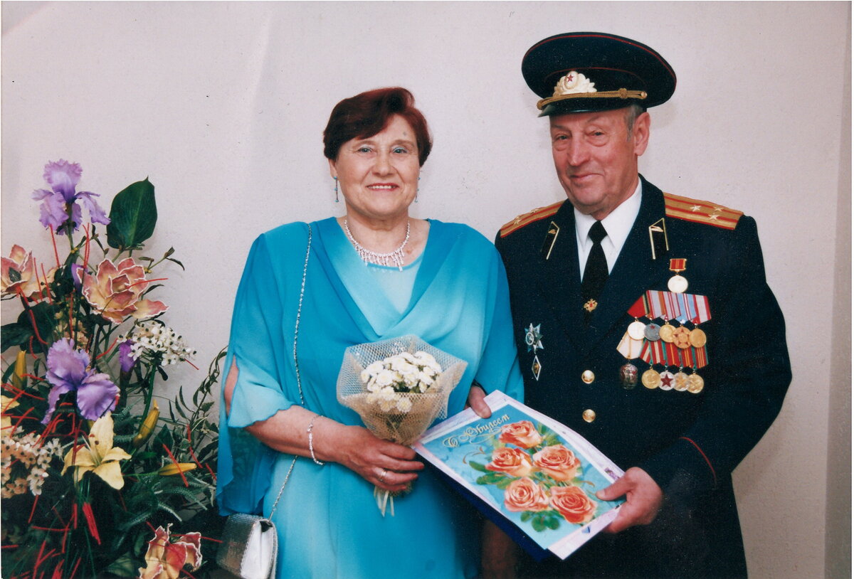 Полковник Распопов и его верная супруга... Вместе прошли трудный, тернистый путь военной семьи, отметили золотую свадьбу...