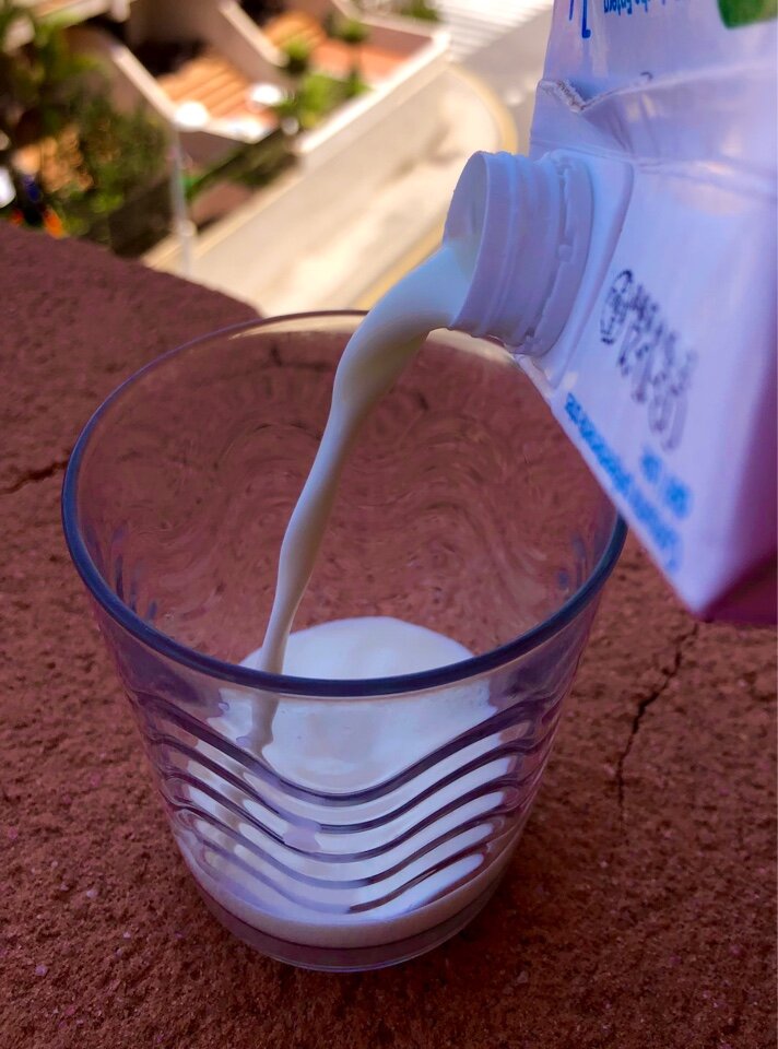 Разбавляйте молоко водой или льдом. Это снижает его жирность.