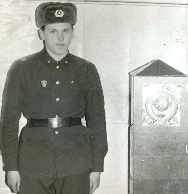 Воин-пограничник, с утянутым, как положено, поясным ремнем, и с начищенной бляхой 