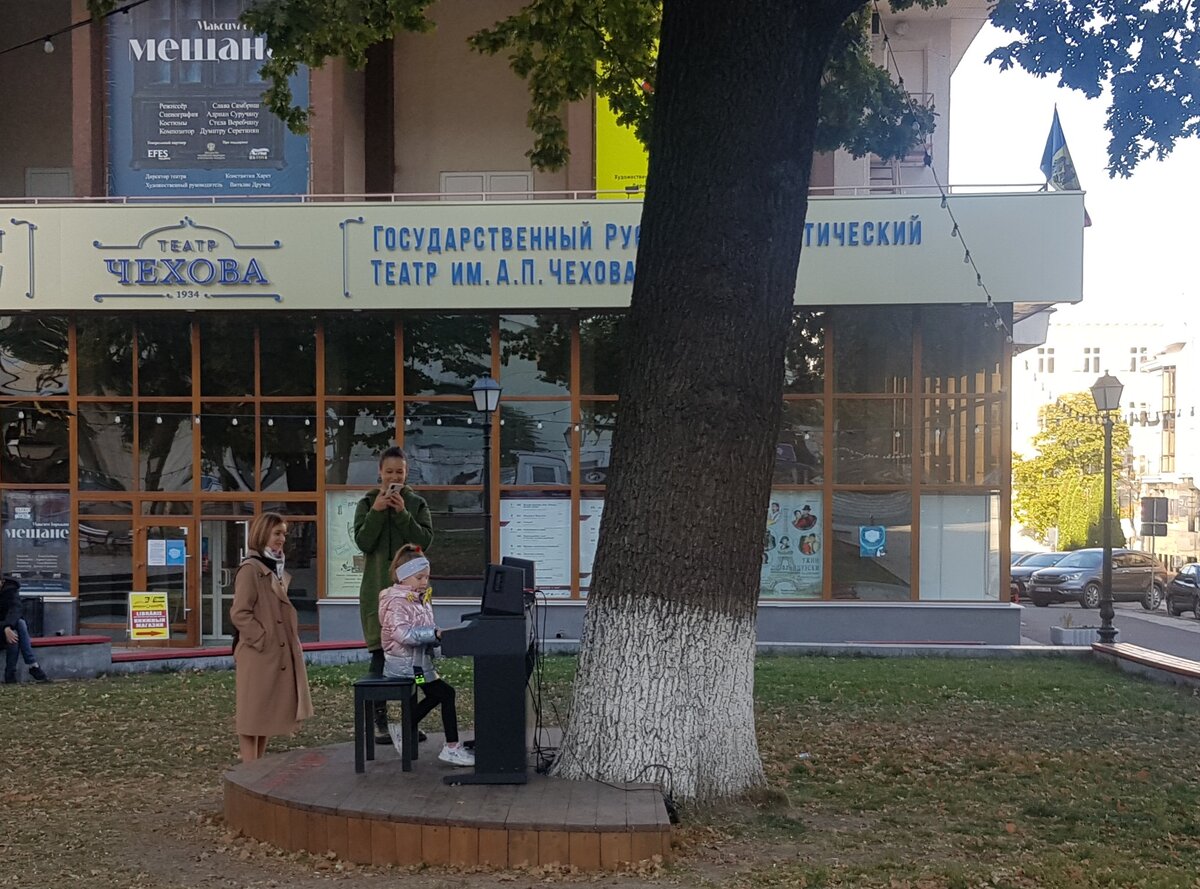 Мещане. Я сначала не понял. Этот рояль стоит здесь где-то с середины лета, на ночь его заносят в помещение и после дня города, наверное, уберут на зиму внутрь. Я такой мечтал купить ещё в Москве задолго до Мальвины. Она у нас очень сильная и тупая, а ей кажется, что она очень слабая и умная. На зиму нам нужен полный евроремонт. Это десятки тысяч уровень. 