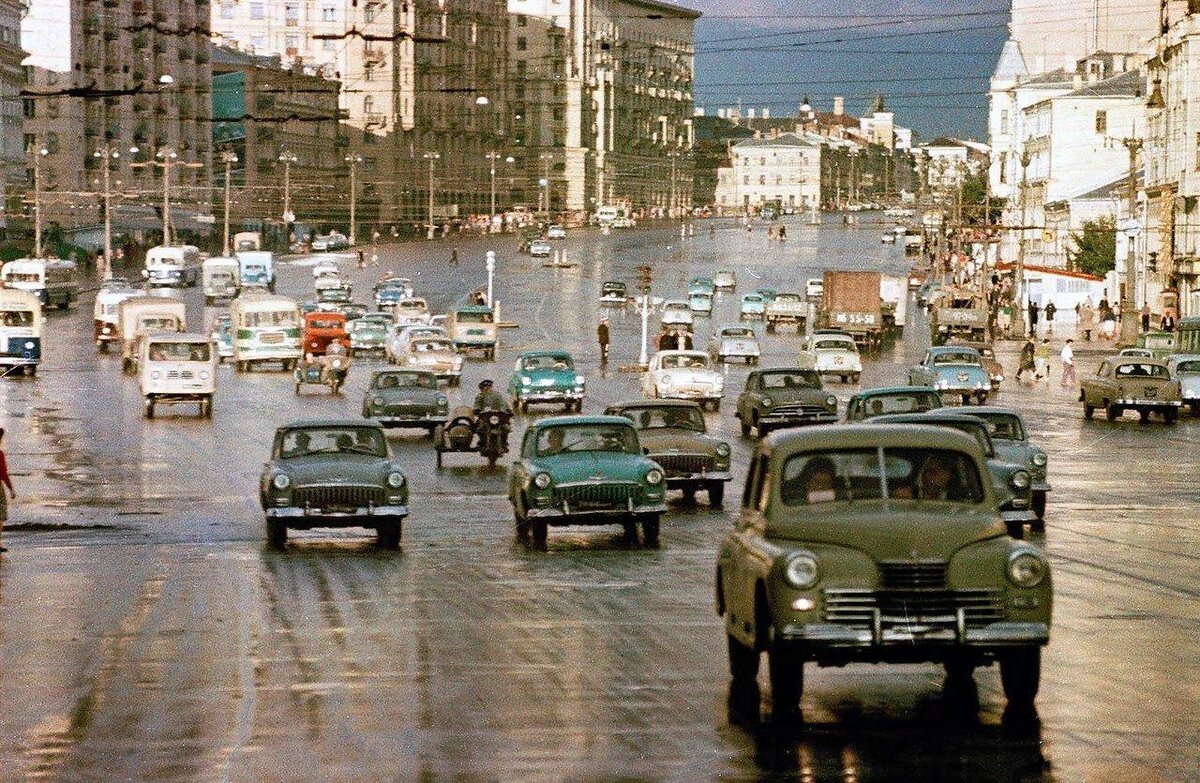 Старые машины в городе