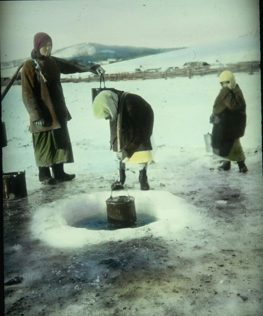 Вода блокады. Блокада Ленинграда прорубь. Блокада Ленинграда вода из проруби. Блокада вода из проруби.