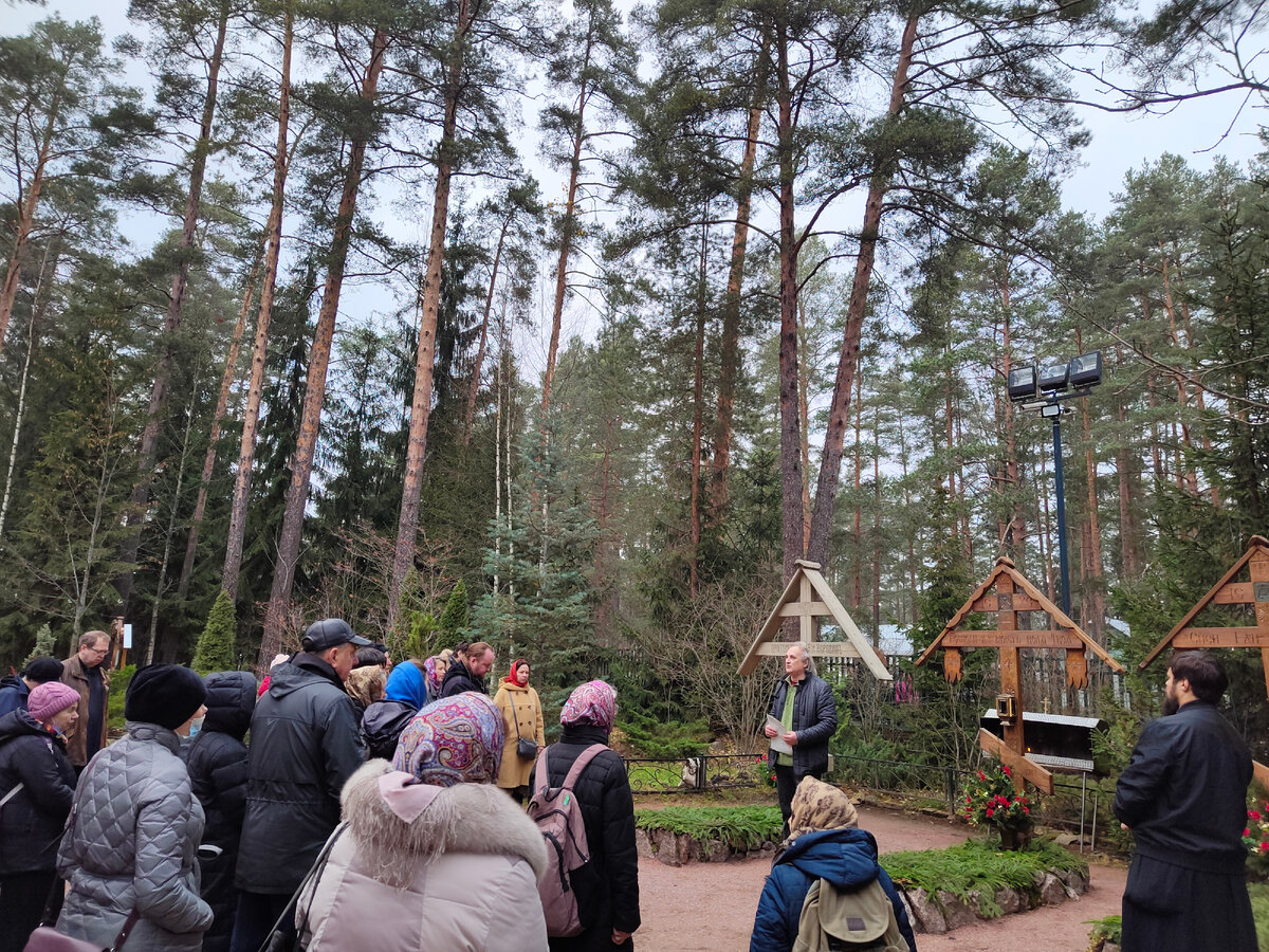 Историк и краевед Андрей Барановский зачитывает список вырицких прихожан, которые были подвергнуты репрессиям