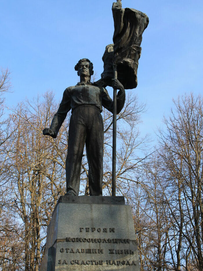 Памятник Людиновским Подпольщикам, город Людиново, Калужская область.