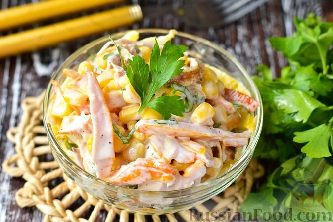 Салат из яичных блинчиков. Салат с блинчиками курицей и кукурузой. Салат с цыпленком. Салат с омлетными блинчиками и курицей. Салат с яичными блинчиками и курицей.