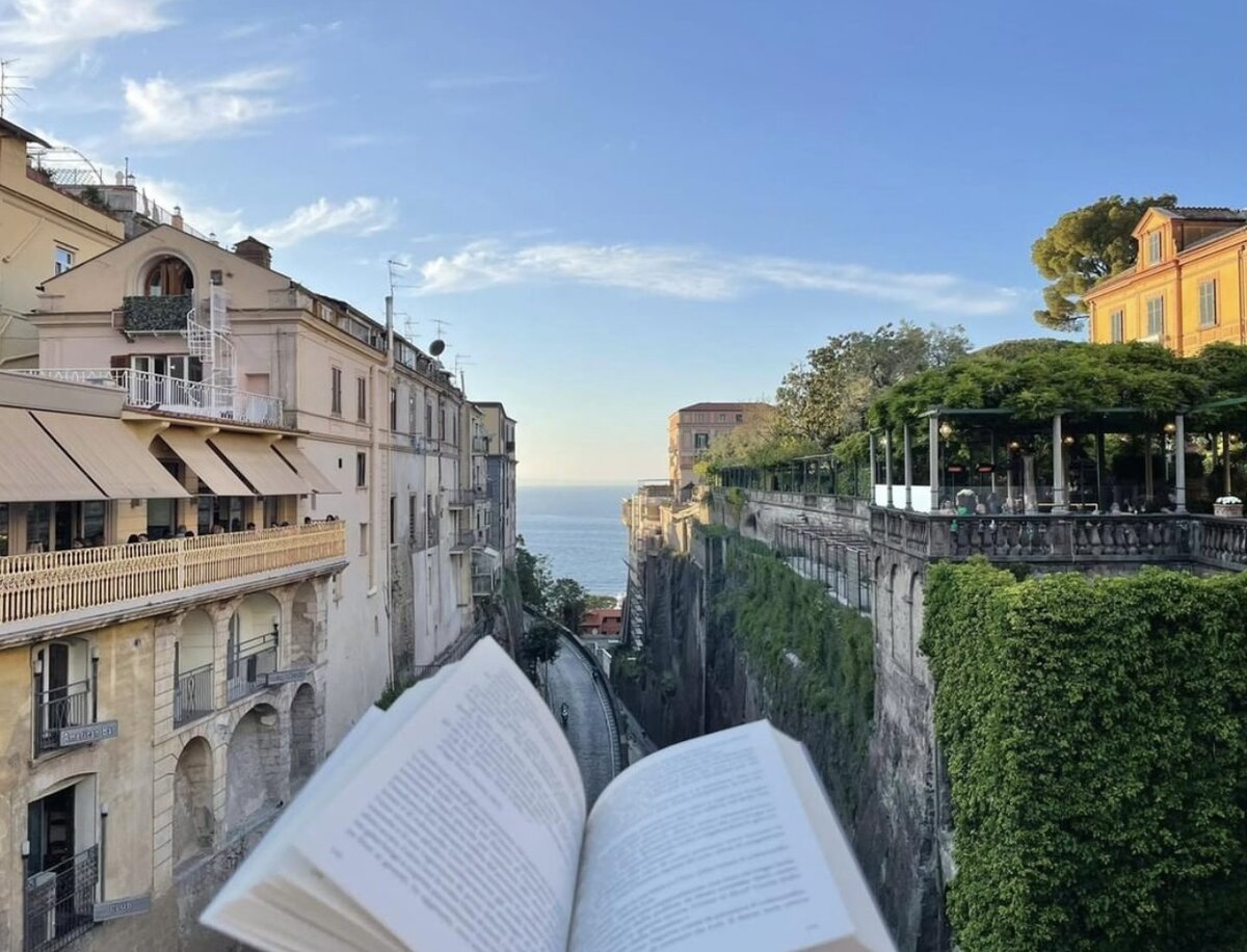 Различные киоски, в которых продаются не только газеты и журналы, но и всякие разные вещи, в Италии могут иметь и название Edicola (Фото взято из источников сети интернет)