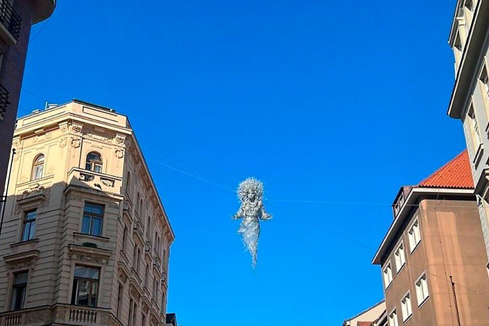     Инсталляцию «Венок» создала чешская скульптор Вероника Псоткова. Фото: praguemorning.cz