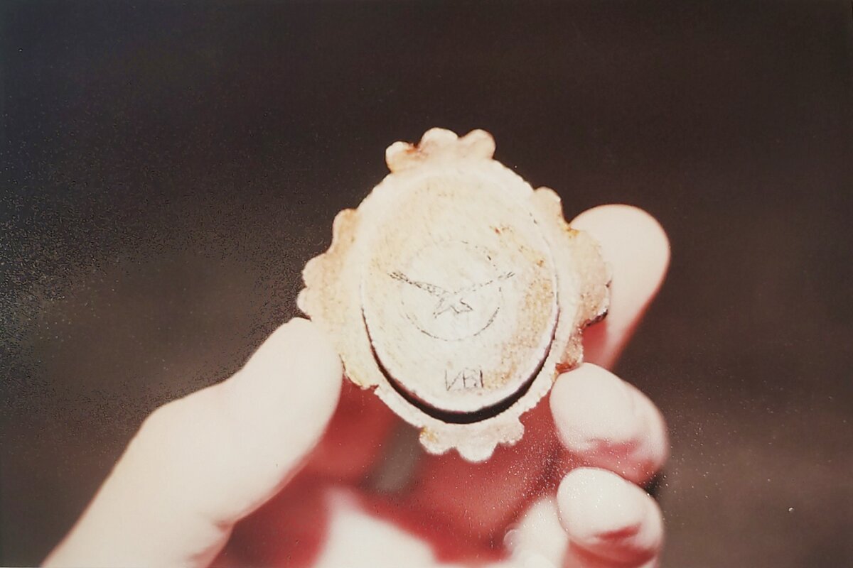 Самый первый личный логотип. Начало 2000-х. Реверс крышки табакерки.