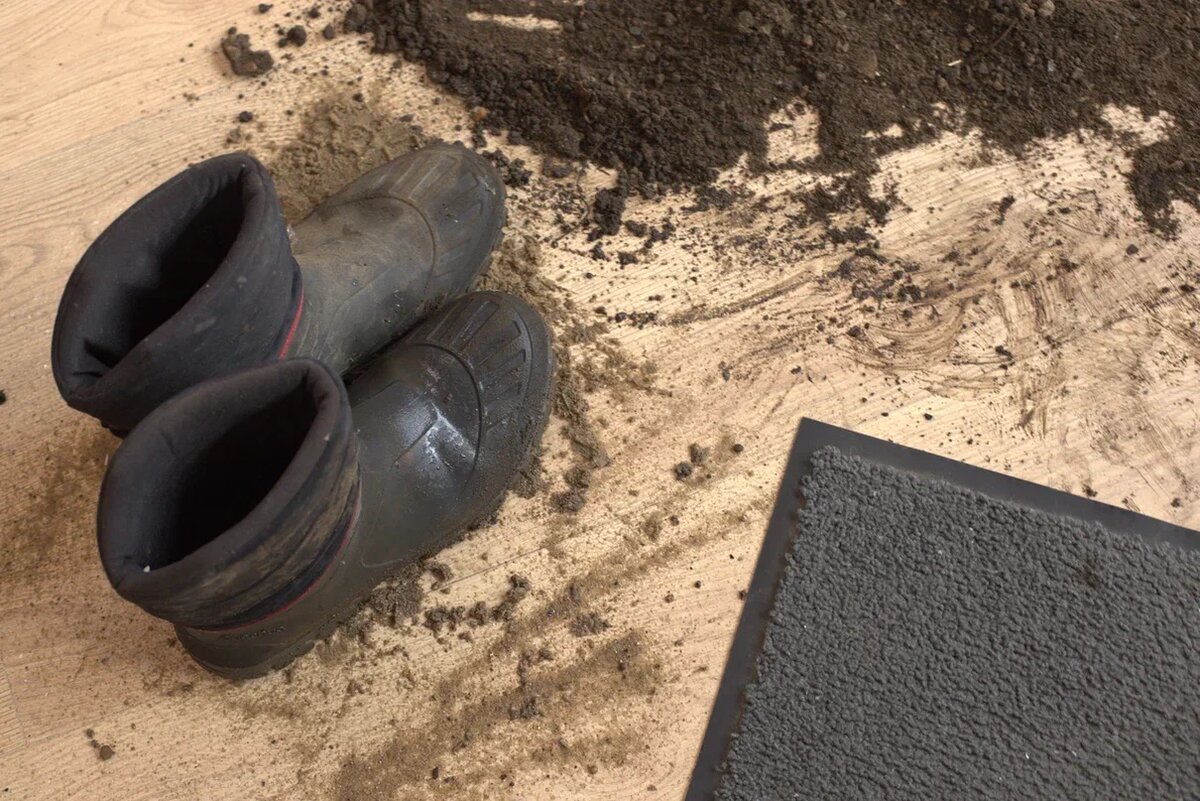 Даже после такого воздействия ламинат Stone Floor достаточно просто вымыть и он снова будет радовать вас привлекательным внешним видом без царапин