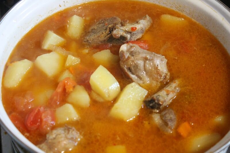 Соус с картошкой и мясом в кастрюле. Мясной соус с картошкой. Соус картошка с мясом. Соус картошка с мясом рецепт. Подлив мясо с картошкой Дагестан.