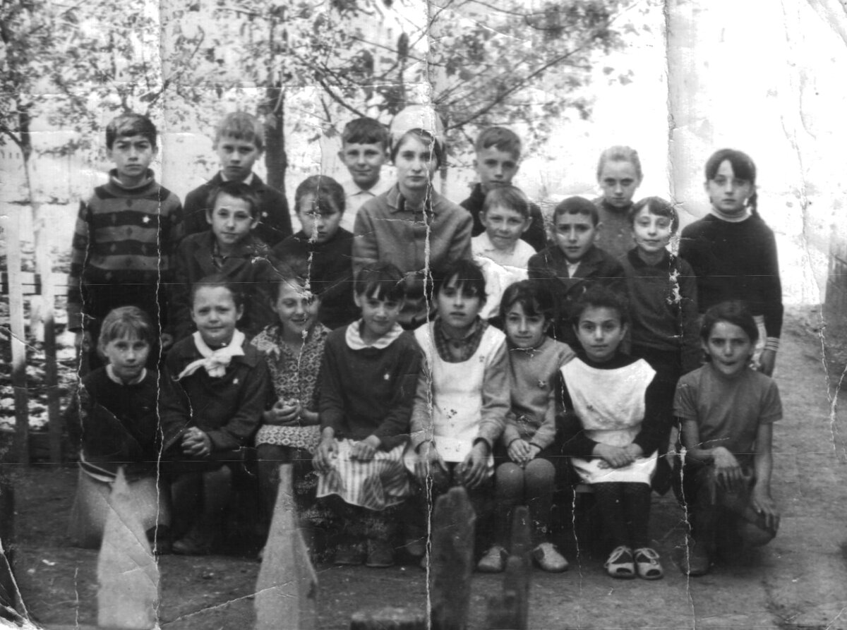 Этой фотографии 52 года, наш второй класс