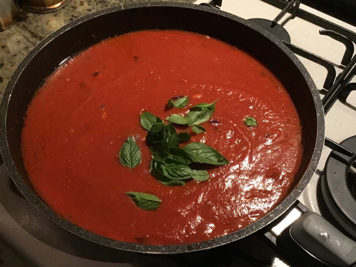 В конце добавить несколько листиков базилика, прокипятить ещё минуту и выключить.  Отставить в сторону. 