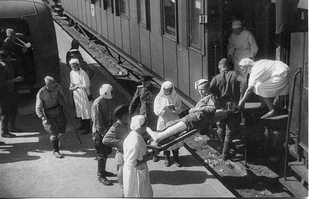 Навстречу ему поднимался поезд телег с ранеными. Навстречу ему поднимался поезд телег с ранеными. Эдуард лунд и санитарный поезд. Навстречу ему поднимался поезд телег с ранеными. Великая отечественная война эшелон.