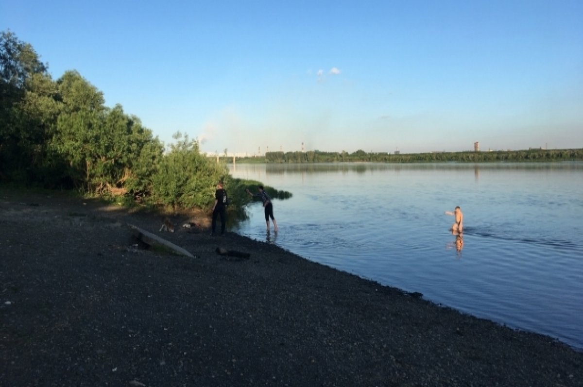    Прыгнул в воду и сломал шею подростку неизвестный на пляже в Волгограде