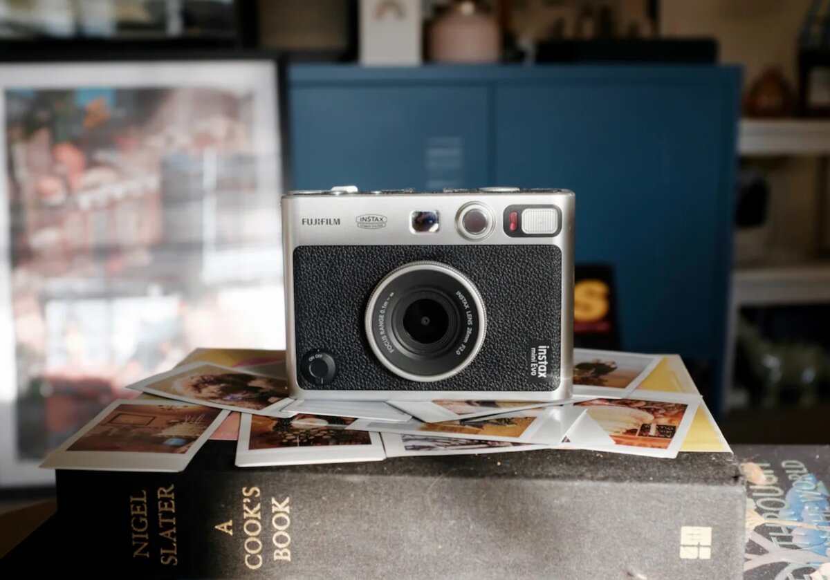    Одна из лучших особенностей камеры, помимо возможности отбирать, хранить фото и печатать кадры со смартфона, — её фильтры. Всего у камеры 20 эффектов: 10 эффектов линз и 10 эффектов плёнки, которые можно между собой комбинировать / Фото: trustedreviews.com