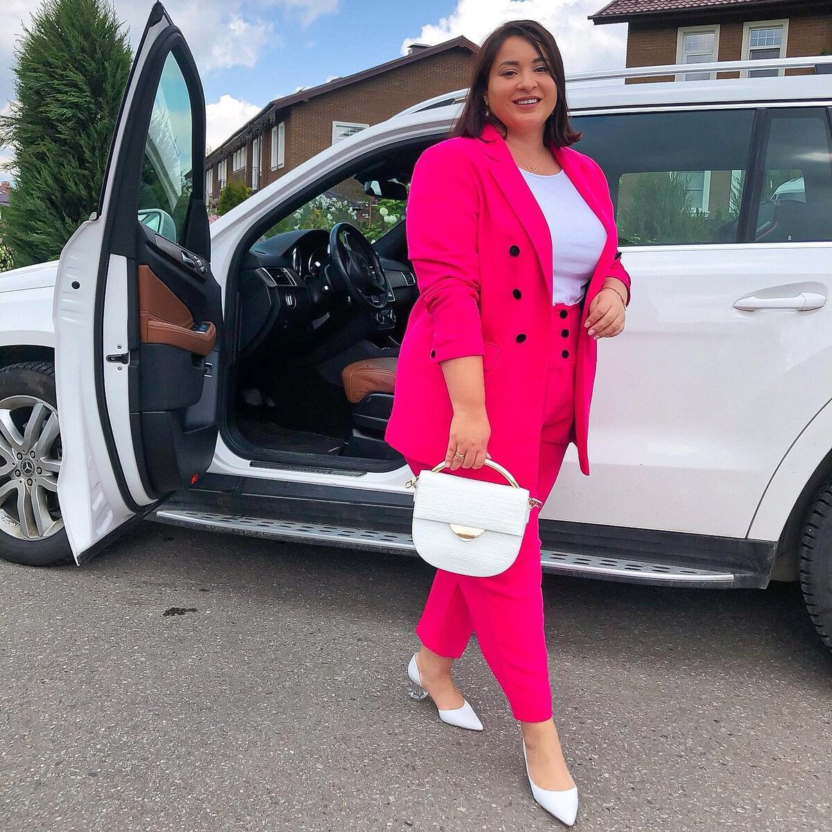 Меня зовут Вика, я — семейный психолог, телеведущая, автор книг «Это же подросток», «Это же ребенок», «Это же любовь» и мама троих детей  