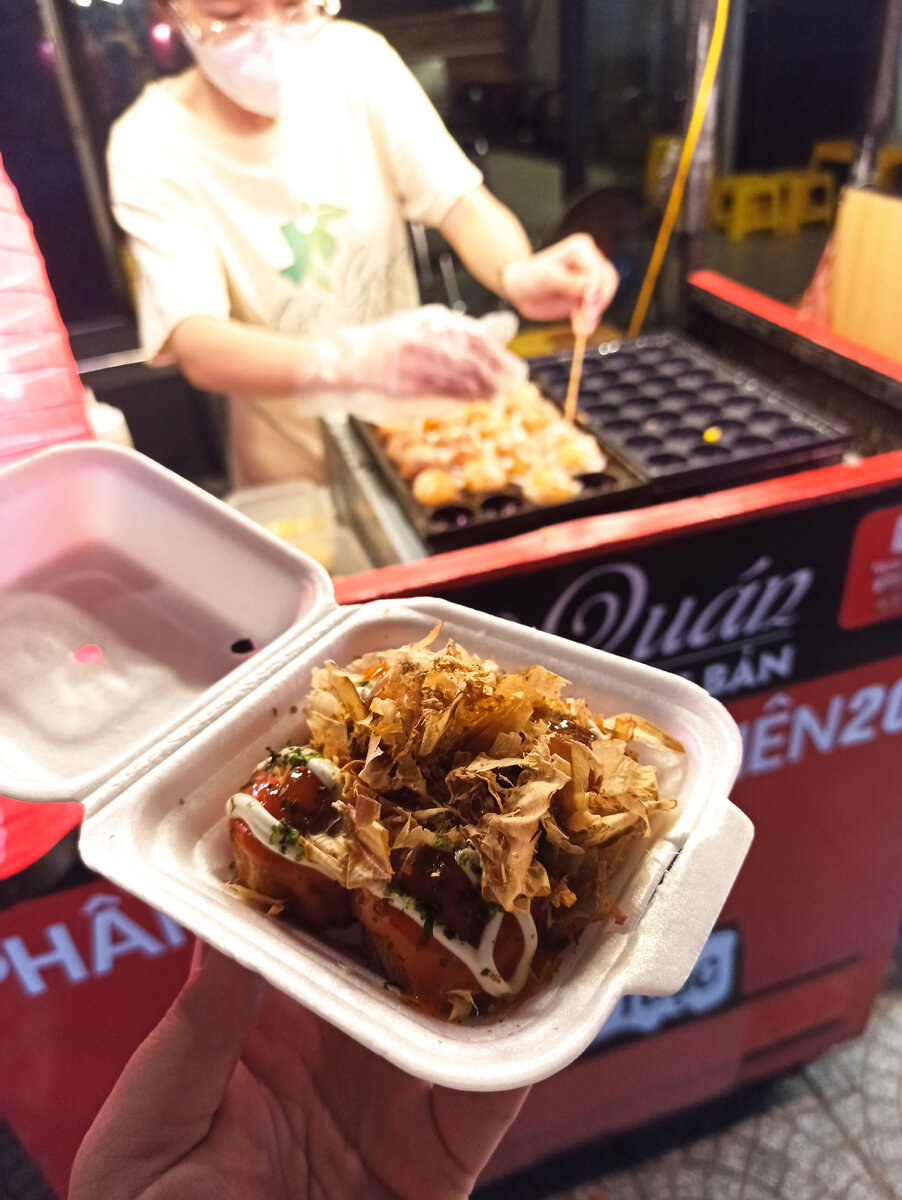 Такояки на ужин. Еда Вьетнам. Takoyaki Da Nang | Едим и показываем | Дзен