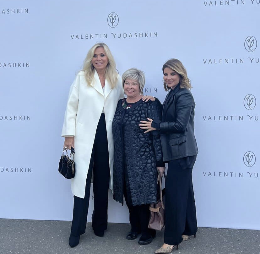 Загорелая блондинка на шпильках! Вдова Валентина Юдашкина впервые вышла на публику на показе дочери