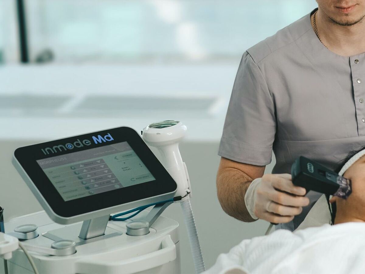 Фото с процедуры RF-лифтинга в клинике эстетической косметологии MED YU MED.