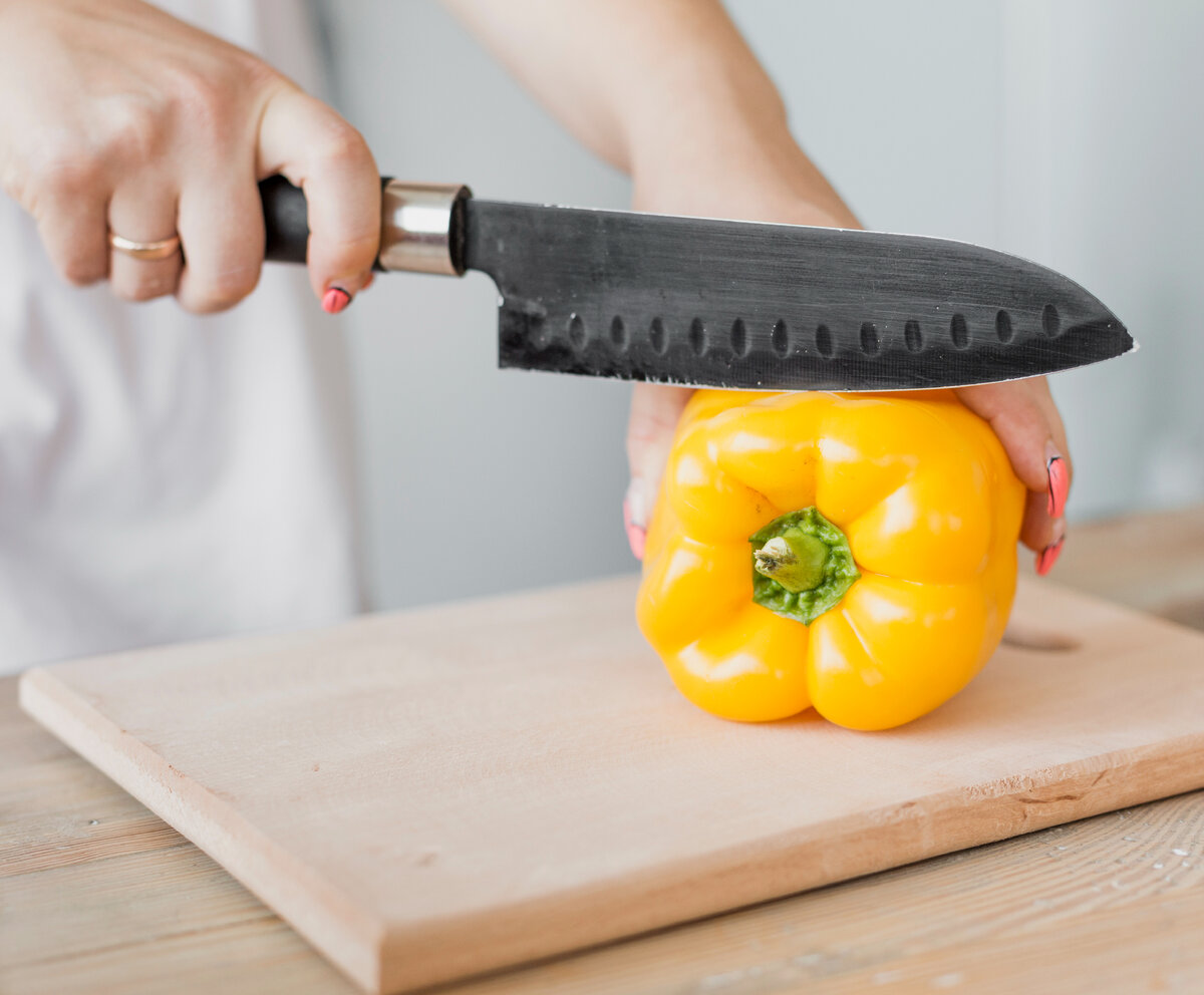 Изображение от <a href="https://ru.freepik.com/free-photo/pregnant-woman-cutting-a-yellow-pepper_5594324.htm#query=%D0%BD%D0%BE%D0%B6%D0%B8%20%D0%BD%D0%B0%20%D1%81%D1%82%D0%BE%D0%BB%D0%B5&position=20&from_view=search&track=ais">Freepik</a>