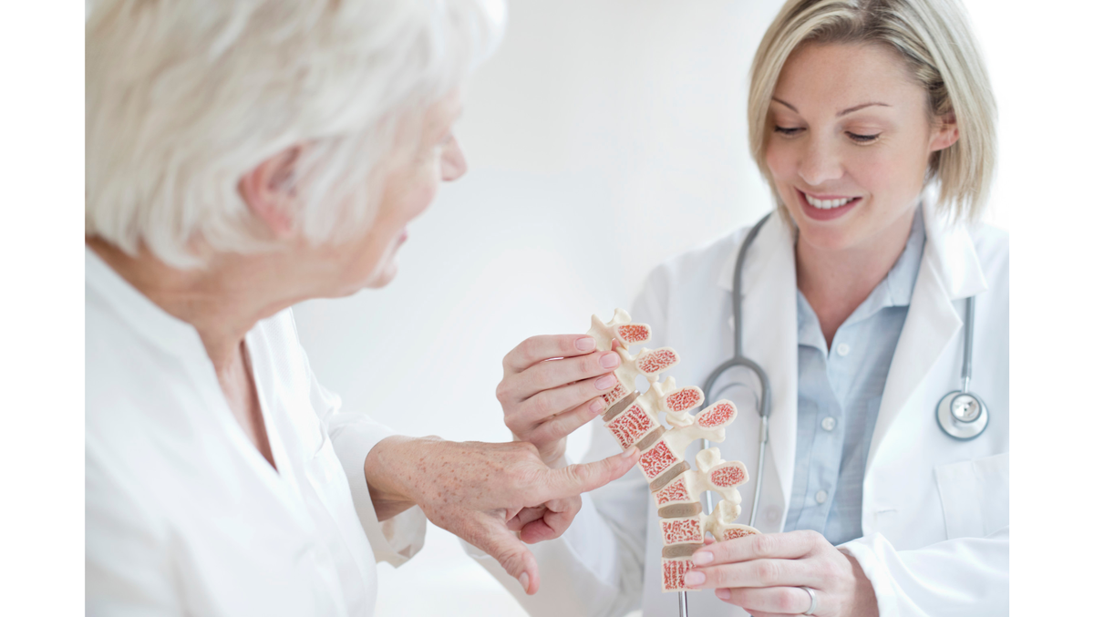 Пациентка с остеопорозом на приеме у врача