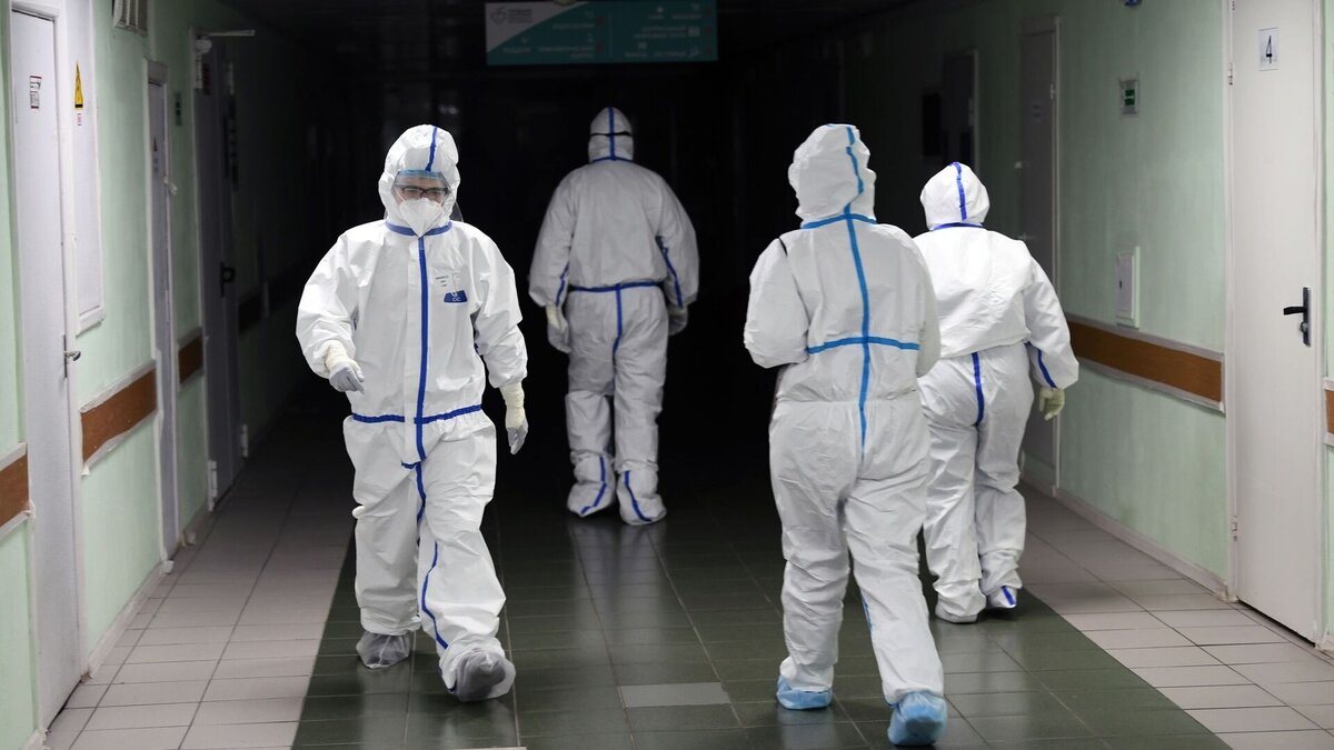     Антиковидные меры в российских регионах могут вернуться к пандемийным. Сегодня объявлено о масочном режиме для врачей, некоторые школы решили перевести детей на дистанционное обучение. Всего за неделю заболевших стало больше на 45%. На какие меры решатся власти на это раз?