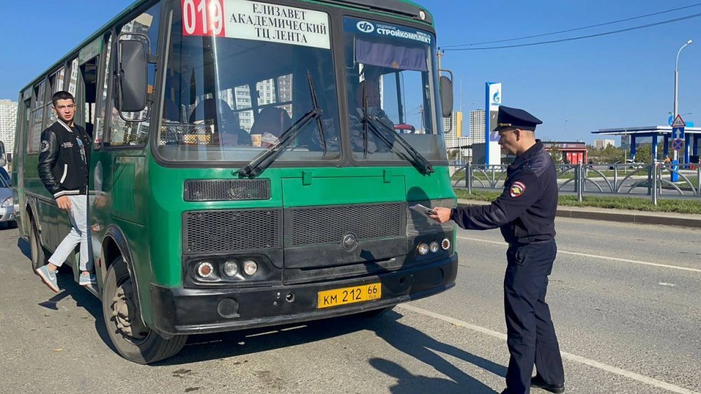 99 автобус екатеринбург. Микроавтобус ДПС. 66 Автобус Екатеринбург.