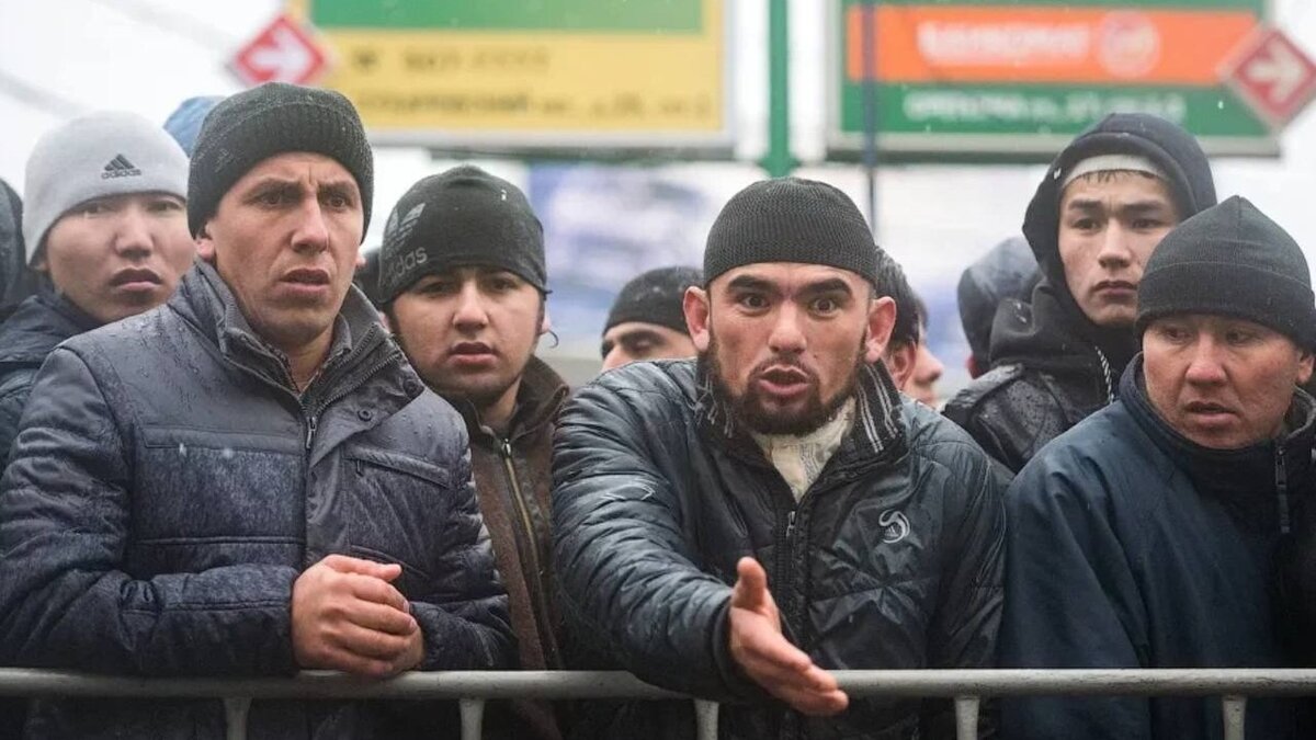     Мигрантам в России стоит готовиться к худшему: правоохранительные органы взялись жёстко наводить порядок и пресекать преступления. Почему столько внимания к мигрантам приковано именно сейчас?