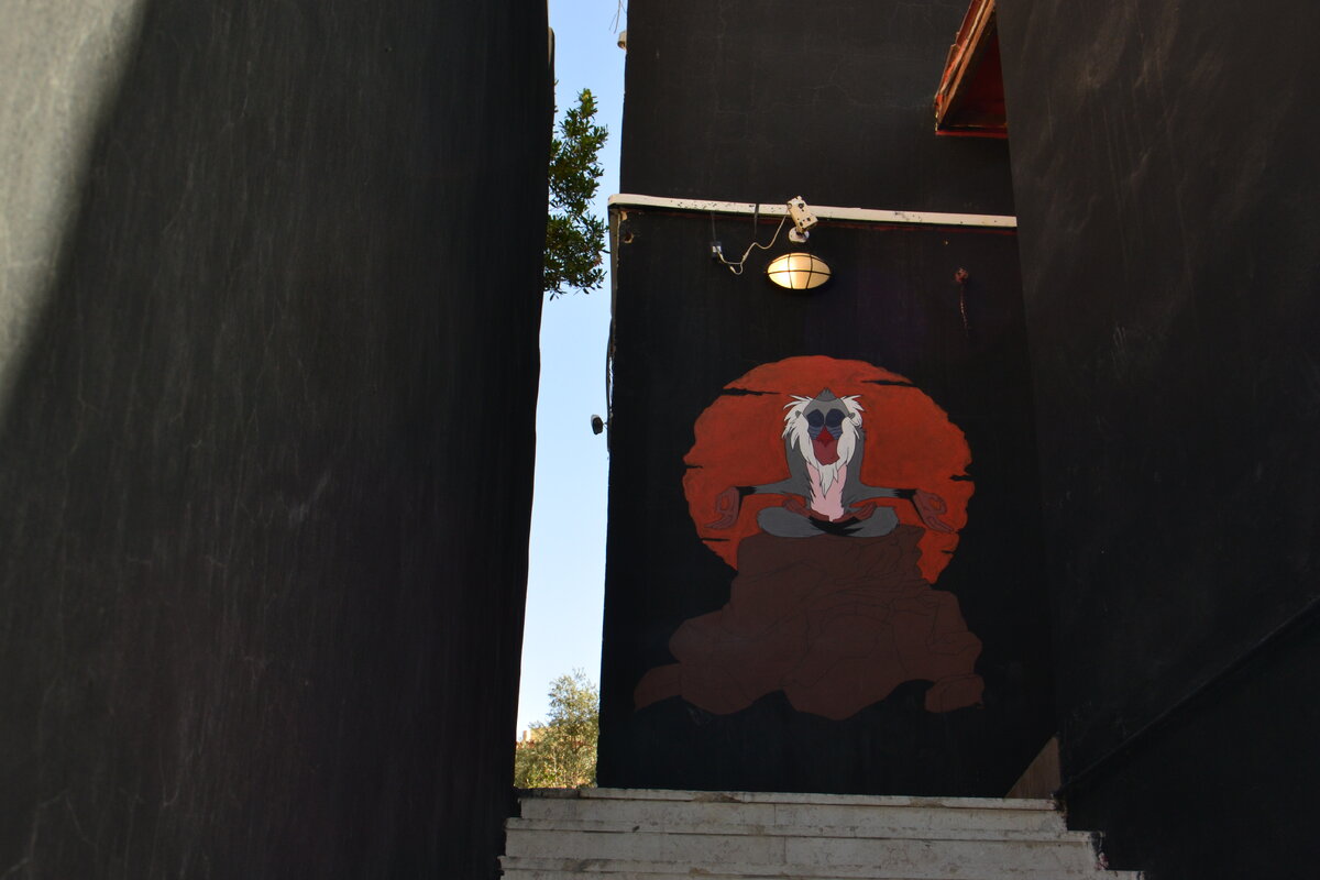 На входе нарисован вот такой вот забавный человечек.
