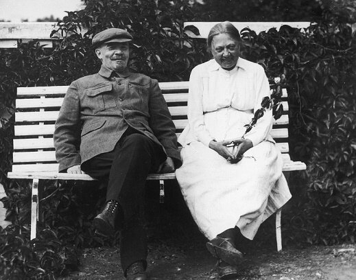    Все историки однозначно сходятся на том, что Надежда Крупская очень любила своего мужа, смолоду и до конца. Но любил ли её Ленин, или, вернее, насколько любил – вопрос неоднозначный.