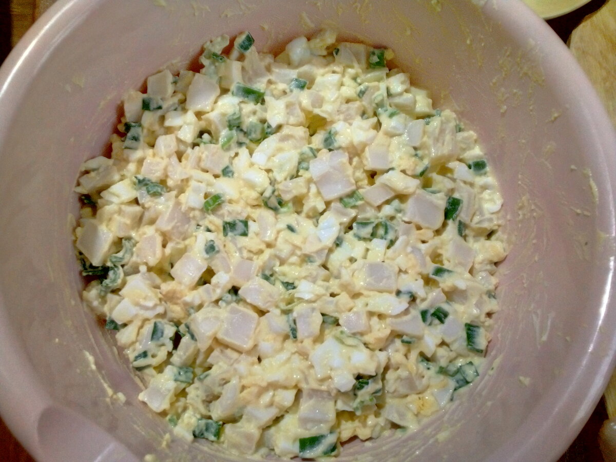 Салат с кальмаром, яйцом и зелёным луком. Вкусно и полезно.