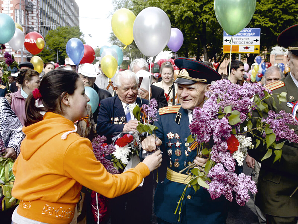 9 мая на дону. Празднование дня Победы. Цветы ветеранам. Ветеранам дарят цветы. Празднуют 9 мая.