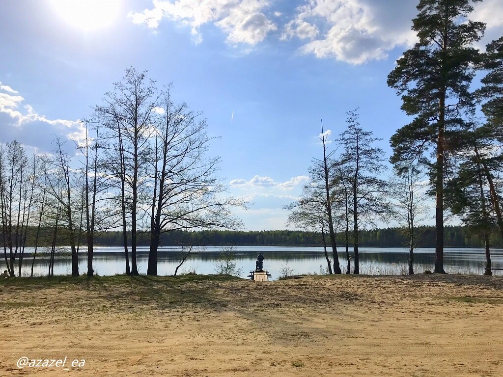 Рыбаки рыбачат, отдыхающих пока еще мало, но скоро тут уже будет многолюдно. 