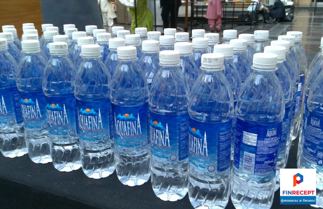 Вода в пластиковых бутылках