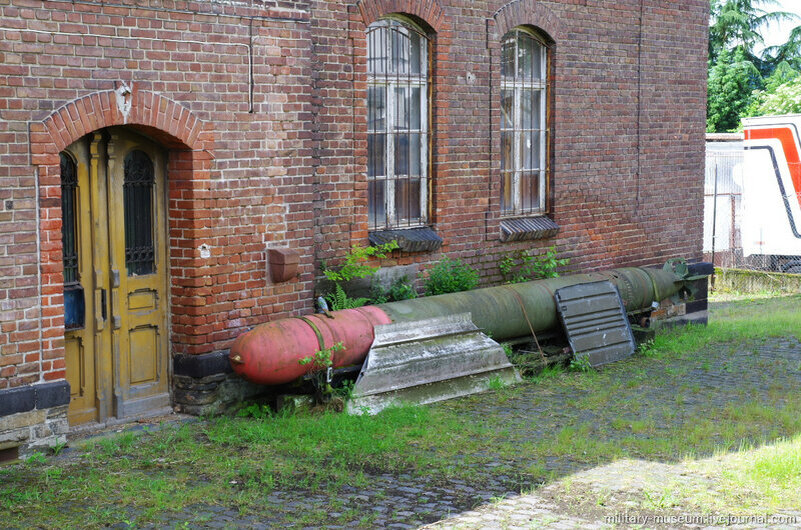 1. Первый военно-морской экспонат встречается ещё до входа в музей