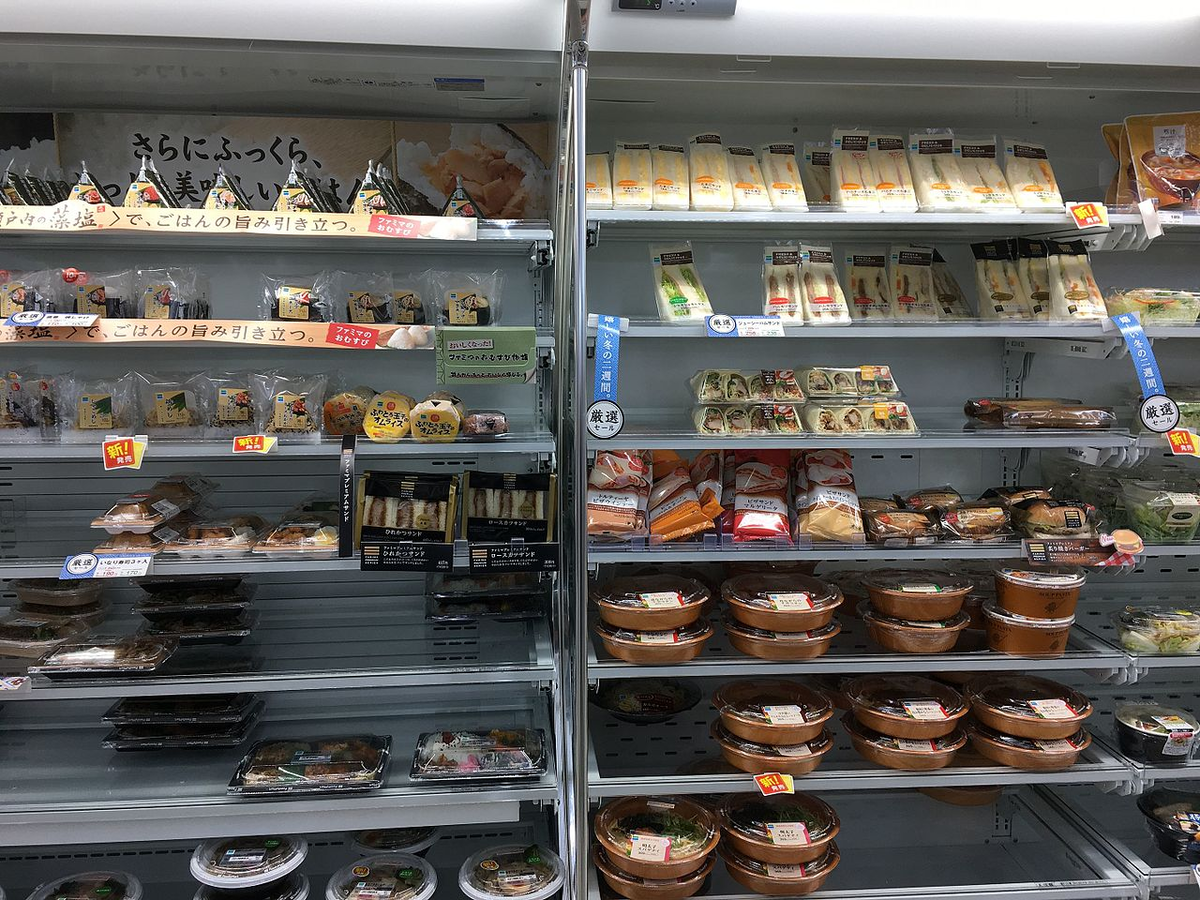 Выбор готовых блюд в комбини Family Mart. Онигири - черные треугольники слева наверху