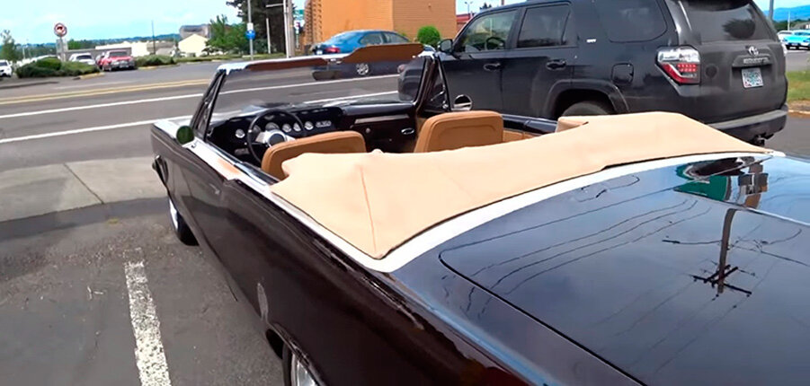 Вид автомобиля Pontiac с заднего крыла