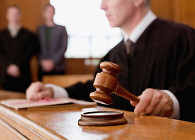     Для успешного выполнения профессиональных обязанностей специалист по судебному администрированию должен в совершенстве овладеть юридическими знаниями и навыками практической работы. Это достигается путём изучения комплекса специальных наук о праве и практикой в суде.