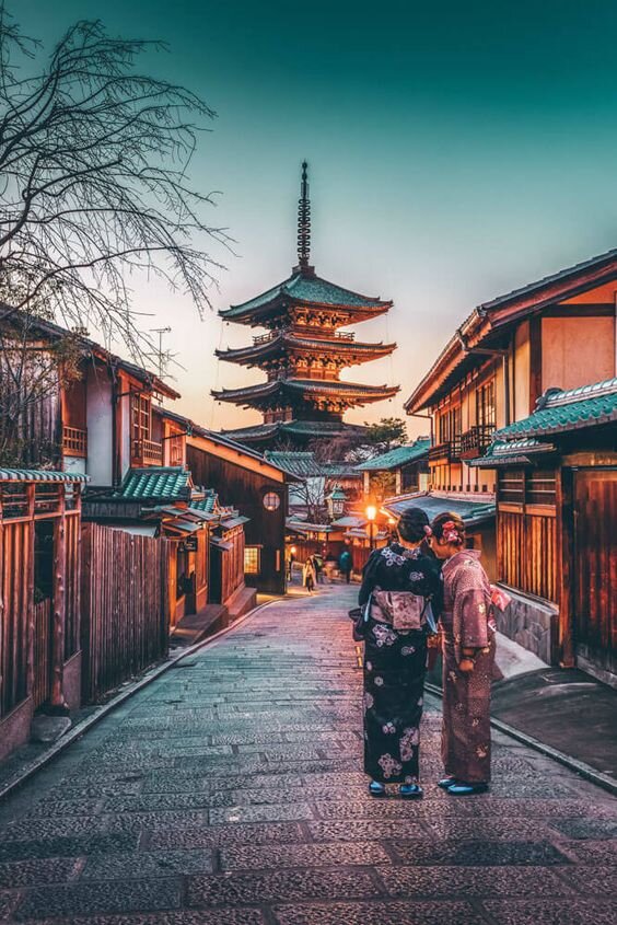 Многие хотят побывать в стране восходящего солнца. В японии можно отведать настоящих суси, то самое горячее сакэ, увидеть истинных гейш и непередаваемое по красоте цветение сакуры.