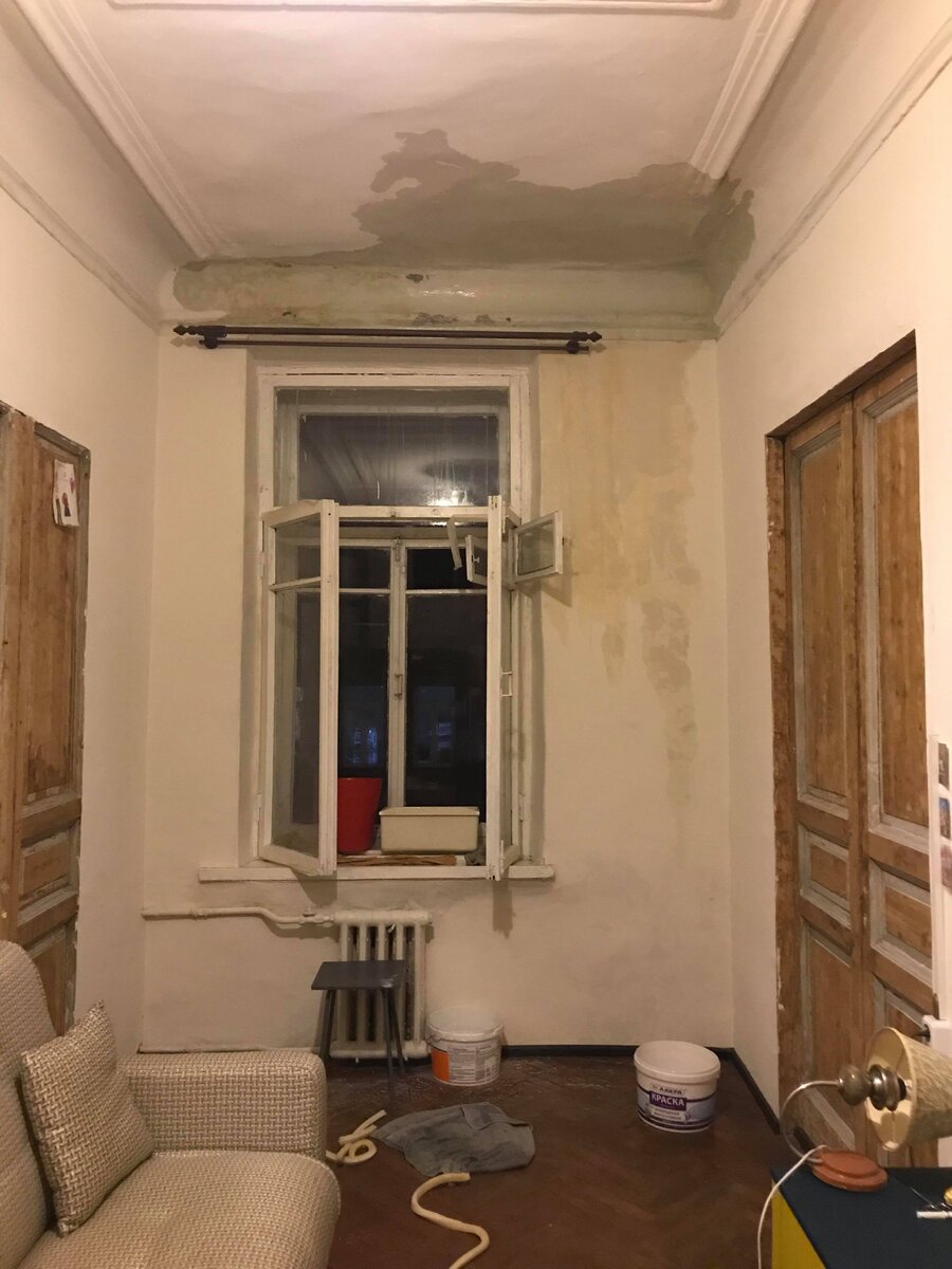 1.	Как только Вы обнаружили течь с потолка, выключите электричество, а то произойдет короткое замыкание. После отключения электрического оборудования необходимо обезопасить свое имущество (дорогостоящую мебель, кухонный гарнитур, технику и т. д.) от дальнейшего повреждения.                                                                                            2.	Обратитесь в аварийно - диспетчерскую службу домоуправления, чтобы ее работники устранили причину залива, например перекрыли стояк горячей воды. Согласно п. 1 и п. 4 Приложения № 1 Требования к качеству коммунальных услуг Постановления Правительства РФ от 06.05.2011 № 354 "О предоставлении коммунальных услуг собственникам и пользователям помещений в многоквартирных домах и жилых домов" прекращение подачи холодного и горячего водоснабжение законно в случае аварийной ситуации на инженерных сетях продолжительностью не более четырех часов единовременно.
3.	Поднимитесь выше этажом к соседям и уточните, у них ли произошла авария, если нет, то поднимаетесь выше этажом до тех пор пока не узнаете место откуда происходит залив вашей квартиры. Не редки случаи, когда место аварии находится в перекрытии между этажами, при этом квартира соседа может и не пострадать.  
4.	В случае отсутствия хозяина квартиры откуда происходит затопление вашего имущества, работники обслуживающей компании обязаны попасть в квартиру для последующего выяснения причины, а также устранения аварии, в случае если авария произошла на стояке ГВС или ХВС до первого запирающего крана или в ином месте подпадающего под критерий общего имущества многоквартирного дома. При таких обстоятельствах возможно вскрытие квартиры соседей при участии сотрудников полиции (п. 3 ст. 15 ФЗ от 07.02.11 № 3-ФЗ «О полиции») и представителей управляющей компании, с последующим составлением акта. В случае бездействия сотрудников полиции — возможно пожаловаться в органы Прокуратуры РФ либо в суд (ст. 53 ФЗ от 07.02.11 № 3-ФЗ «О полиции»).
5.	После установления причины залива и ее ликвидации Вам потребуется акт о заливе. Согласно п. 152 Постановления Правительства РФ от 06.05.2011 № 354 "О предоставлении коммунальных услуг собственникам и пользователям помещений в многоквартирных домах и жилых домов" данный акт о заливе должен быть составлен представителями управляющей компании (далее – УК) и подписан им не позднее 12 часов с момента вашего обращения в аварийно - диспетчерскую службу. Он должен быть составлен в 2 экземплярах, один из которых передается Вам, второй - остается у УК. При затягивании составления акта или его передачи Вам со стороны УК, вы можете самостоятельно составить в произвольной форме акт о заливе с участием осведомленных лиц (соседей, знакомых) о произошедшем заливе и факте повреждений вашего имущества. Акт обследования поможет доказать Вам сам факт произошедшей аварии и установить размер причиненного вам материального ущерба. В акте отразите календарный день произошедшего затопления, причину если вам она известна и перечислите элементы (потолок – стены (обои) – пол – мебель – техника) каждого пострадавшего помещения. Подробно опишите характер, вид повреждений, указывайте последствия затопления (разбухла оконная рама или двери, отошли обои от стены, намокла мебель, диван, кухонный гарнитур, появилась плесень на стенах, вздулся паркет, не работает электрика). Обязательно зафиксируйте повреждения на видео и фото съемку.
6.	Обратитесь в независимую экспертную организацию или в оценочную компанию, для определения рыночной стоимости восстановительного ремонта квартиры, мебели, технике и т. д.  
7.	Определитесь с виновником залива исходя из причины аварии. Основным виновником в заливе может быть как и собственник квартиры, так и УК вашего дома, в связи с тем, что ненадлежащим образом оказывала коммунальные услуги. Собственник квартиры отвечает за надлежащее состояние своего имущества, которое находится внутри его квартиры согласно ст. 210 Гражданского кодекса РФ и ст. 30 Жилищного кодекса РФ. За пределами — обслуживающая компания. УК также признается виновником, если затопление произошло в результате неправомерных действий ее работников, например по вине сантехника, который некачественно установил запорный кран или вентиль. 
8.	Необходимо определиться с перечнем документов прилагаемых к исковому заявлению в суд. К таким документам в основном относятся – свидетельство о праве собственности, технический паспорт на квартиру, квитанция об оплате за коммунальные услуги, акт о заливе, договор на оценку ущерба, квитанция об оплате за оценку, отчет об оценке ущерба или независимое экспертное заключение, выписка из ЕГРН на квартиру - если виновник сосед. Не забудьте оплатить государственную пошлину, в случае если ответчик собственник квартиры. Если Вы не будете лично участвовать в судебных заседаниях, подготовьте нотариально заверенную доверенность на Вашего юриста или представителя. 
9.	Соберите доказательства для подтверждения компенсации морального вреда, такие как справка от врача об ухудшении состояния здоровья, квитанции об оплате лекарств. У судей нет единства в вопросе возмещения компенсации морального вреда и его размера. Суд не взыщет компенсацию морального вреда, если Вы не подтвердите свои требования документально.
10.	Зарегистрируйте исковое заявление о возмещение материального ущерба причиненным заливом квартиры в соответствующий суд по подведомственности и территориальной подсудности. При обращении в суд общей юрисдикции, сумма ущерба должна быть более 50 000 (пятидесяти тысяч) рублей, если сумма меньше, то мировому судье в судебный участок. К исковому заявлению необходимо приложить копии необходимых документов, а оригиналы для сверки с копиями предъявите на ближайшее заседание. Кроме ущерба можно потребовать возмещения судебных издержек, например расходов на оценку ущерба. Укажите на них в исковом заявлении и приложите документы на оплату (согласно п. 2 Постановления Пленума Верховного Суда РФ от 21 января 2016 г. № 1 "О некоторых вопросах применения законодательства о возмещении издержек, связанных с рассмотрением дела").

