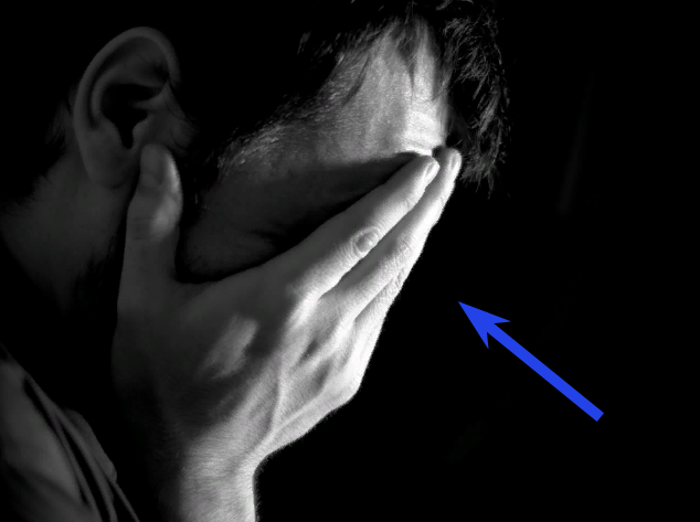 Парень плачет