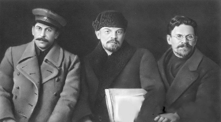    Все мы знаем настоящие фамилии Ленина и Сталина. Но мало кто знает, что многие их соратники так же пользовались псевдонимами. Представляю пятёрку самых известных таких личностей. 