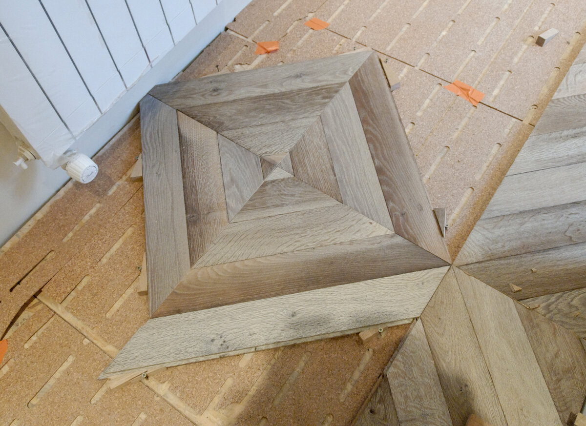 
Розетка в месте стыка двух «ёлочек»